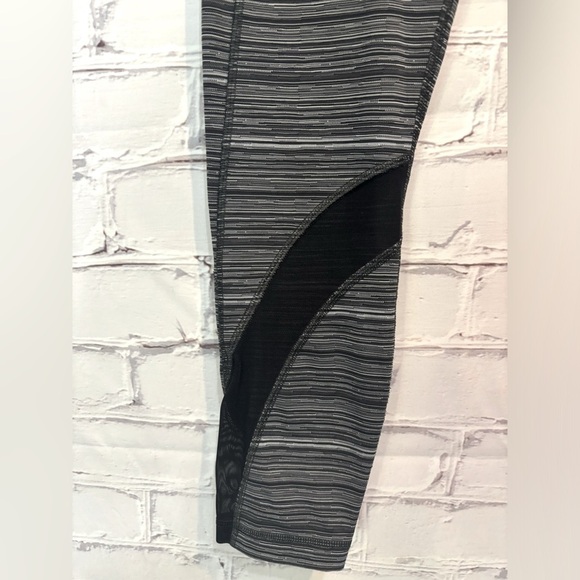 Lululemon Pace Rival Crop striped black and white- Size 8 - Picture 2 of 6